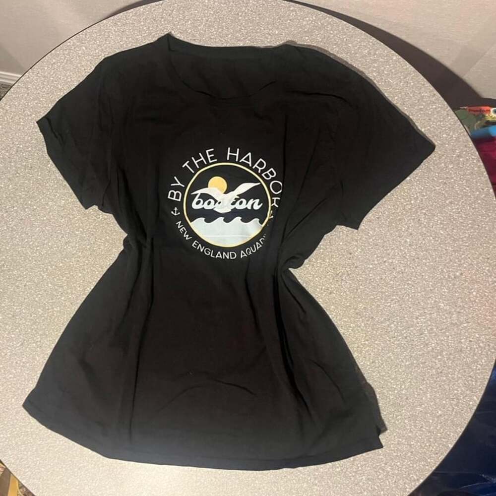 By The Harbor XL New England Aquarium T-Shirt
Great condition